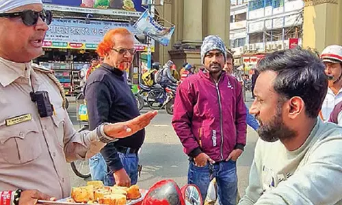 Police ने नियम तोड़ने पर जुर्माने की जगह केक बांटे!