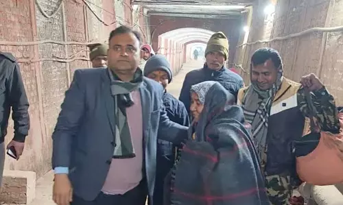IAS डीएम ने ठिठुरन वाली ठंड से बचाव के लिए घने कोहरे एवं अंधेरे में घूम कर असहायों के बीच बांटी कंबल