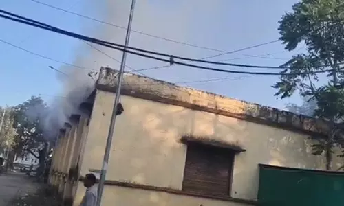जिला अस्पताल के दवा स्टोर में भीषण आग, दो घंटों की मशक्कत के बाद पाया काबू