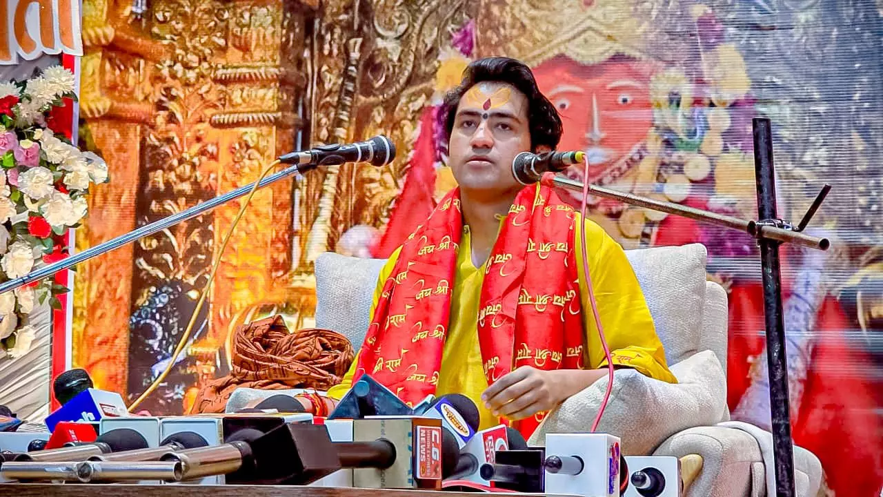 भूपेश बघेल को देश छोड़ देनी चाहिए, हिन्दू एकता को अंधविश्वास बताने पर भड़के धीरेंद्र शास्त्री भूपेश बघेल को देश छोड़ देनी चाहिए, हिन्दू एकता को अंधविश्वास बताने पर भड़के धीरेंद्र शास्त्री