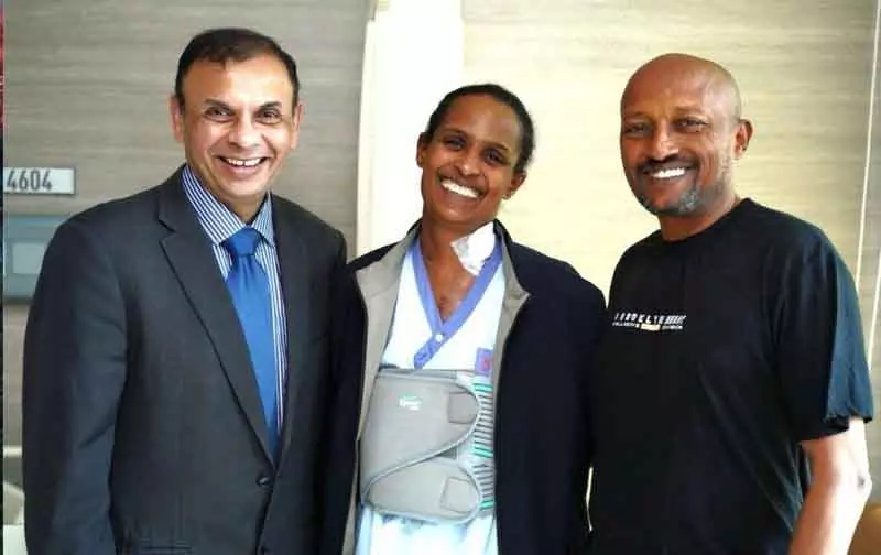 हाई-रिस्क वाल्व रिप्लेसमेंट के बाद Ethiopian महिला को नई ज़िंदगी मिली। हाई-रिस्क वाल्व रिप्लेसमेंट के बाद Ethiopian महिला को नई ज़िंदगी मिली।