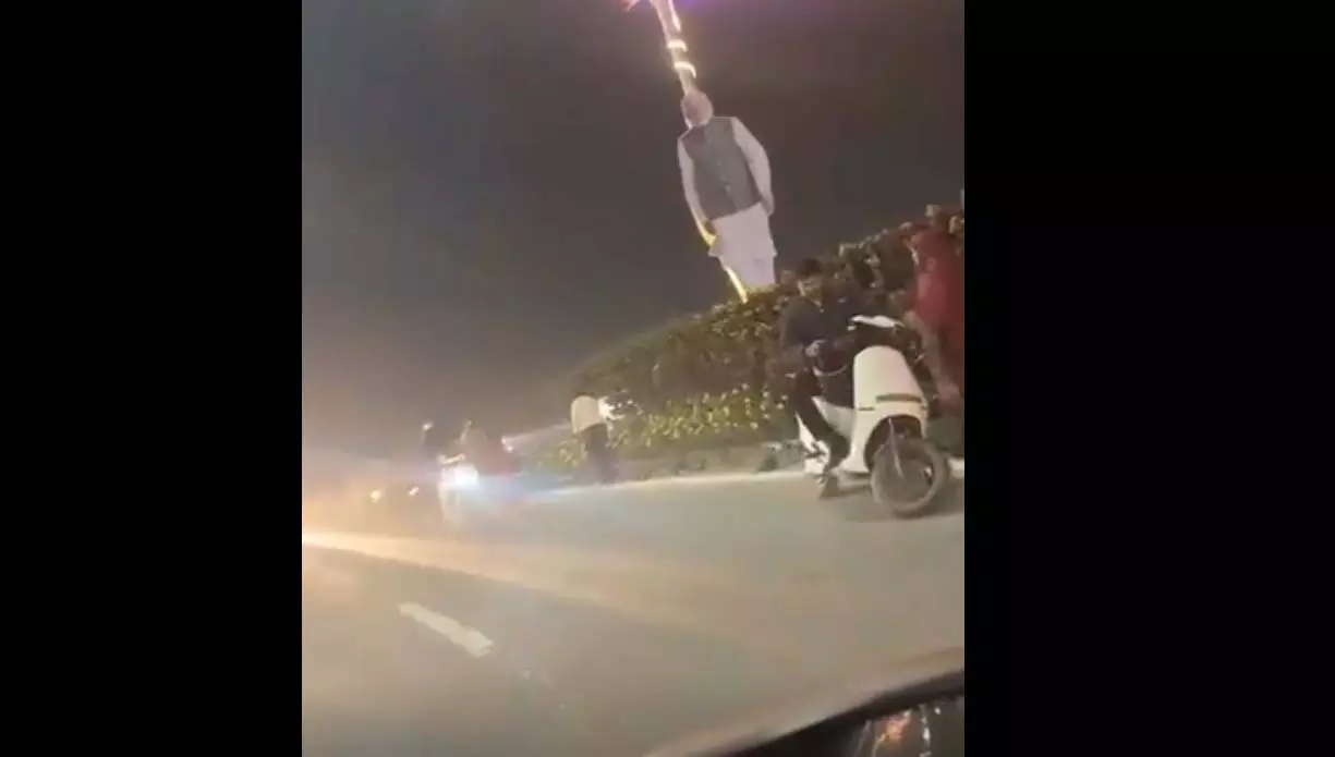 OMG! प्रधानमंत्री मोदी का कार्यक्रम हुआ खत्म, फिर गमले चोरी कर ले गए लोग, VIDEO OMG! प्रधानमंत्री मोदी का कार्यक्रम हुआ खत्म, फिर गमले चोरी कर ले गए लोग, VIDEO
