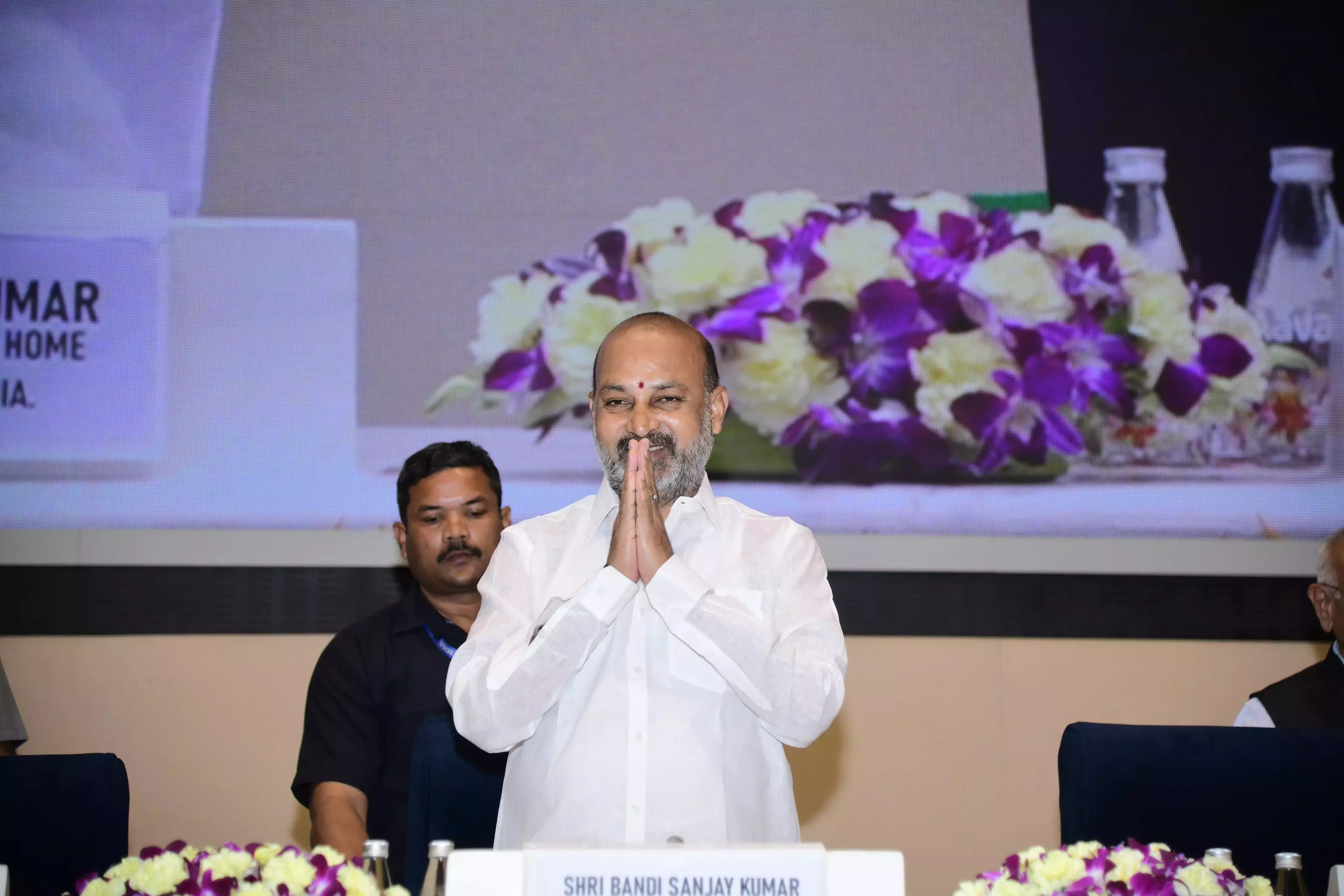 Telangana: बंदी ने बीआरएस, कांग्रेस पर हमला किया Telangana: बंदी ने बीआरएस, कांग्रेस पर हमला किया