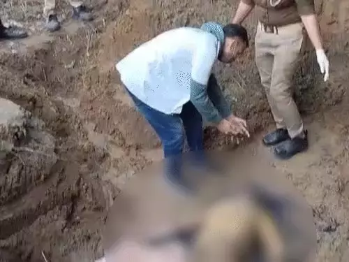 अवैध संबंध का शक: पत्नी की हत्या, गड्ढे में दबाया शव, ऐसे हुआ खुलासा अवैध संबंध का शक: पत्नी की हत्या, गड्ढे में दबाया शव, ऐसे हुआ खुलासा