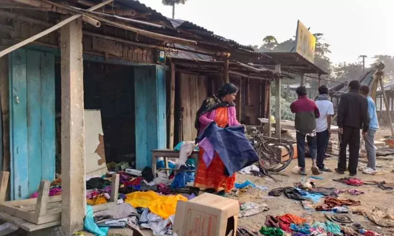 Assam: आग और डर के बीच कटी रात, कार्बी आंगलोंग से भागे सैकड़ों परिवार Assam: आग और डर के बीच कटी रात, कार्बी आंगलोंग से भागे सैकड़ों परिवार