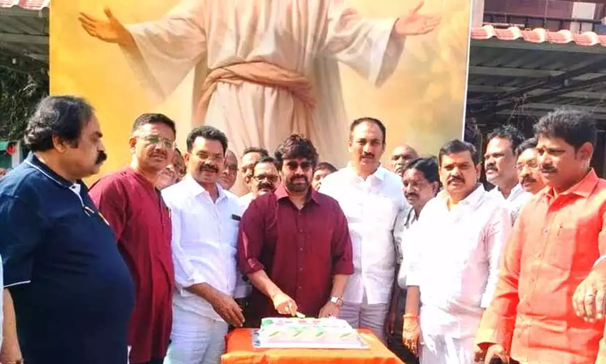 Andhra: एक्टर राजकुमार ने बेजवाड़ा बार में क्रिसमस सेलिब्रेशन में हिस्सा लिया Andhra: एक्टर राजकुमार ने बेजवाड़ा बार में क्रिसमस सेलिब्रेशन में हिस्सा लिया