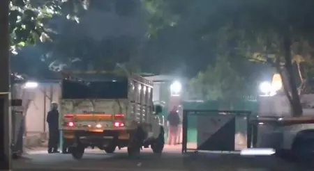 रात के अंधेरे में शिफ्टिंग: लालू परिवार का सामान रातों-रात शिफ्ट, ये हो सकता है नया ठिकाना रात के अंधेरे में शिफ्टिंग: लालू परिवार का सामान रातों-रात शिफ्ट, ये हो सकता है नया ठिकाना
