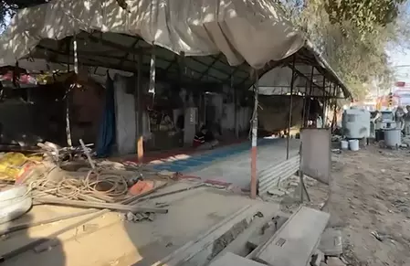 मस्जिद के बाहर रेलिंग लगाने को लेकर बवाल, भीड़ ने पुलिस पर किया पथराव मस्जिद के बाहर रेलिंग लगाने को लेकर बवाल, भीड़ ने पुलिस पर किया पथराव