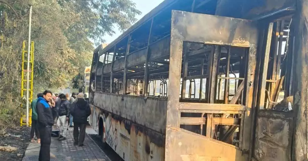 Odisha: राउरकेला में बदमाशों ने दो नई खरीदी गई बसों में आग लगा दी Odisha: राउरकेला में बदमाशों ने दो नई खरीदी गई बसों में आग लगा दी