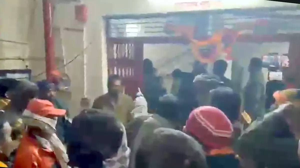 मकान को लेकर उपजे विवाद से गांव में भारी तनाव, थाने में भी हंगामा मकान को लेकर उपजे विवाद से गांव में भारी तनाव, थाने में भी हंगामा
