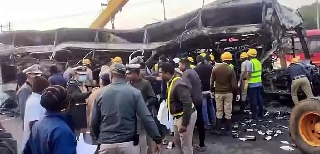 Chitradurga bus accident : इलाज फेल होने के बाद प्राइवेट बस ड्राइवर की मौत, मरने वालों की संख्या बढ़कर 7 हुई Chitradurga bus accident : इलाज फेल होने के बाद प्राइवेट बस ड्राइवर की मौत, मरने वालों की संख्या बढ़कर 7 हुई