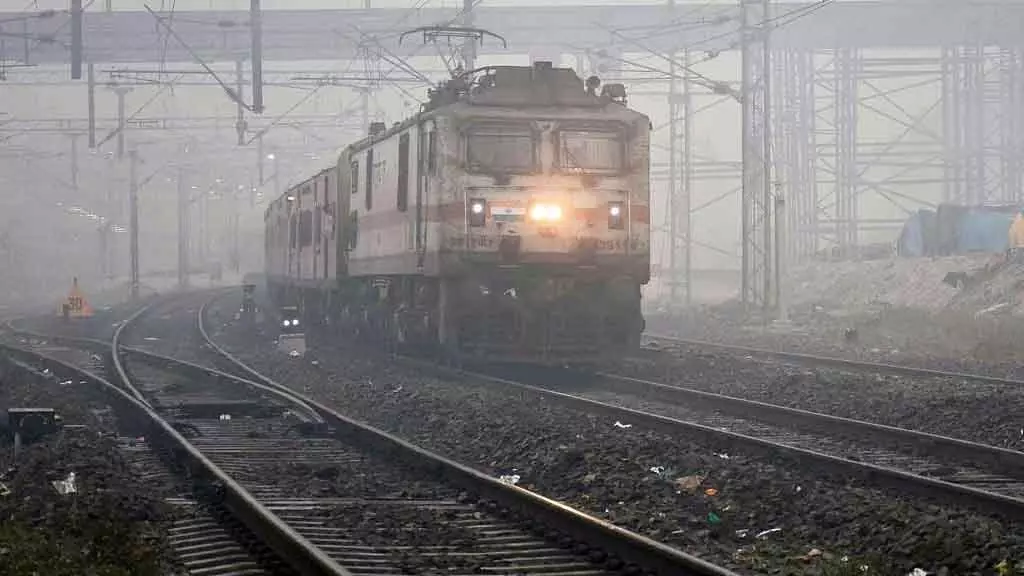 Kerala में ट्रेन रोककर वीडियो बनाने के आरोप में दो लोगों के खिलाफ मामला दर्ज Kerala में ट्रेन रोककर वीडियो बनाने के आरोप में दो लोगों के खिलाफ मामला दर्ज