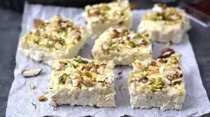 Kalakand Barfi : घर पर बनाएं बाजार जैसी टेस्टी कलाकंद बर्फी Kalakand Barfi : घर पर बनाएं बाजार जैसी टेस्टी कलाकंद बर्फी