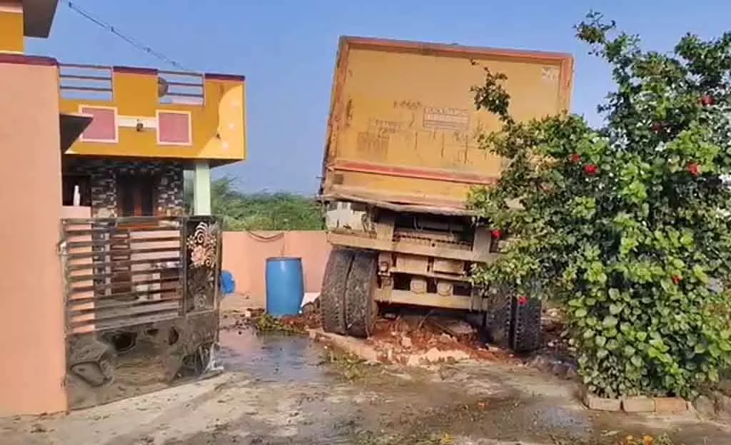 Tamil Nadu : एक टिपर ट्रक के बेकाबू होकर घर में घुस जाने से एक बुजुर्ग महिला की मौत हो गई Tamil Nadu : एक टिपर ट्रक के बेकाबू होकर घर में घुस जाने से एक बुजुर्ग महिला की मौत हो गई