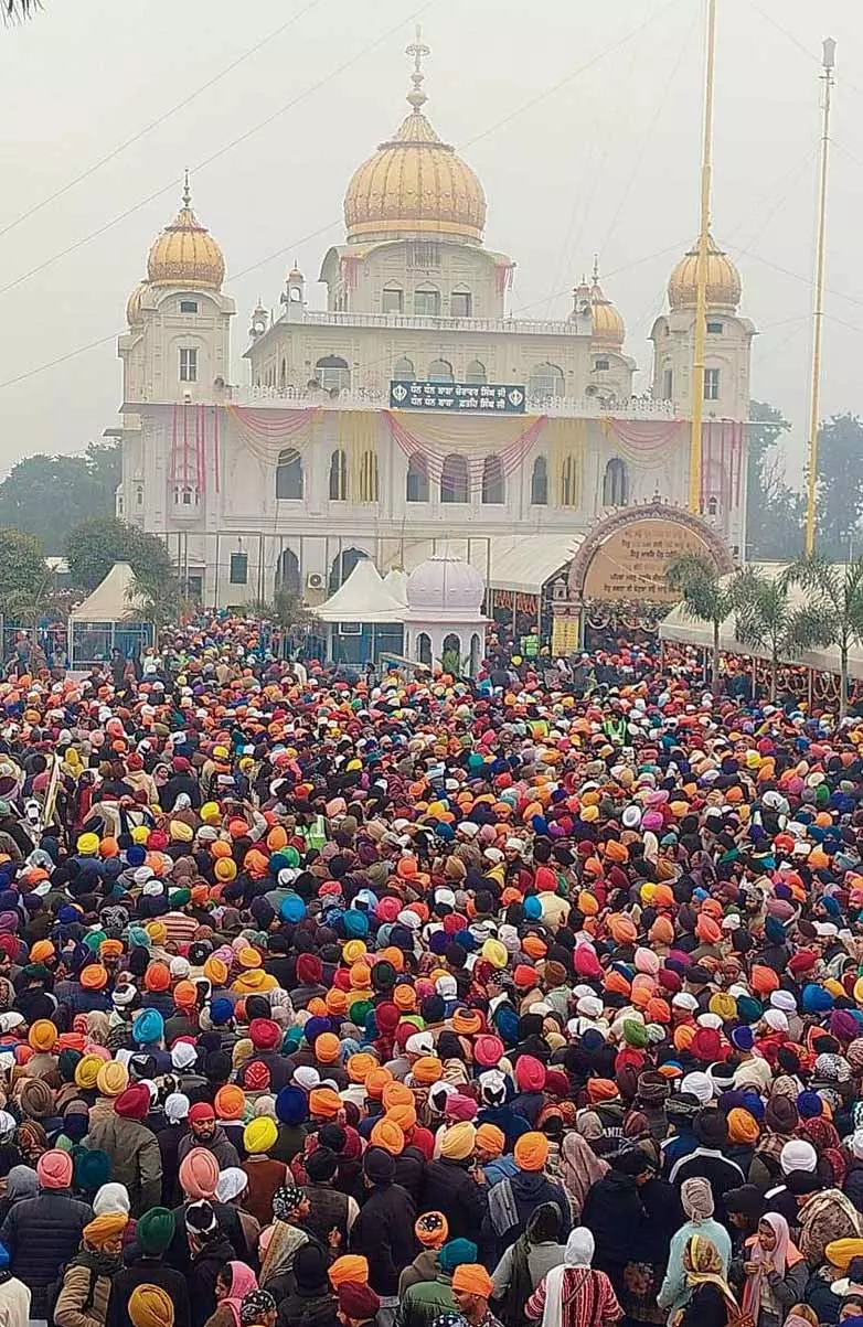 जोर मेले में लाखों लोगों ने Guru Gobind Singh के बेटों की शहादत को याद किया जोर मेले में लाखों लोगों ने Guru Gobind Singh के बेटों की शहादत को याद किया