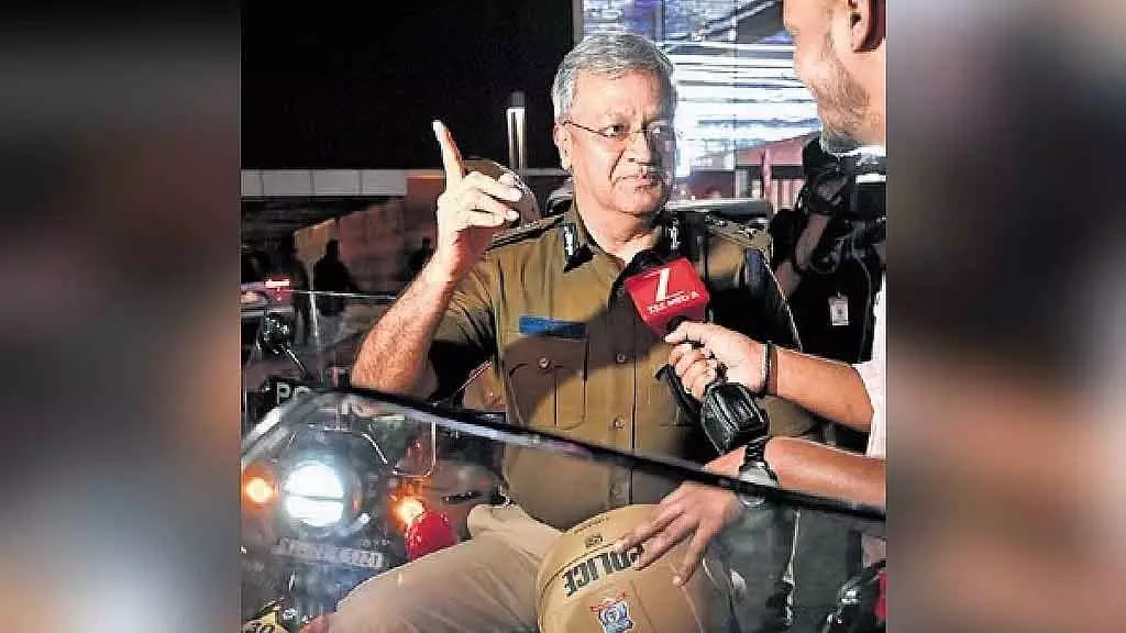 New Year celebrations : पुलिस कमिश्नर ने खुद सुरक्षा का जायजा लिया, बेंगलुरु में हाई अलर्ट New Year celebrations : पुलिस कमिश्नर ने खुद सुरक्षा का जायजा लिया, बेंगलुरु में हाई अलर्ट