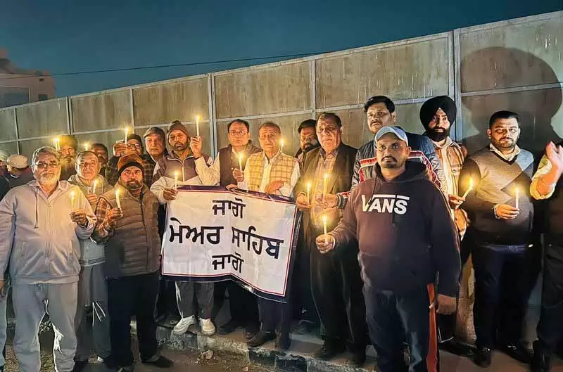 Jalandhar में खराब स्ट्रीटलाइट्स को लेकर कैंडललाइट मार्च Jalandhar में खराब स्ट्रीटलाइट्स को लेकर कैंडललाइट मार्च