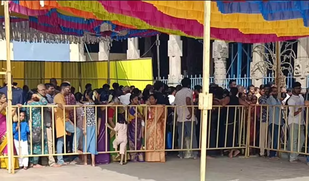 Continuous holidays : एकांबरनाथ मंदिर में भक्तों की भीड़ उमड़ी Continuous holidays : एकांबरनाथ मंदिर में भक्तों की भीड़ उमड़ी