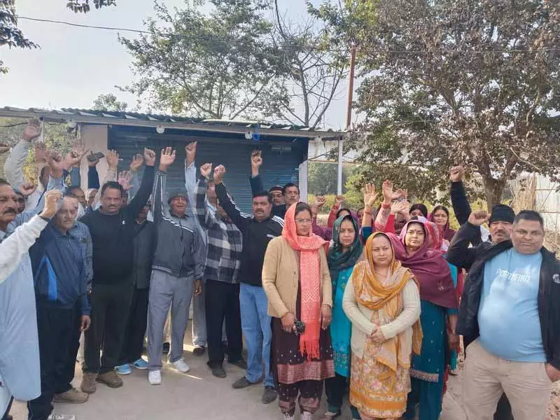 Hoshiarpur village में निवासियों ने शराब की दुकान बंद करवा दी Hoshiarpur village में निवासियों ने शराब की दुकान बंद करवा दी