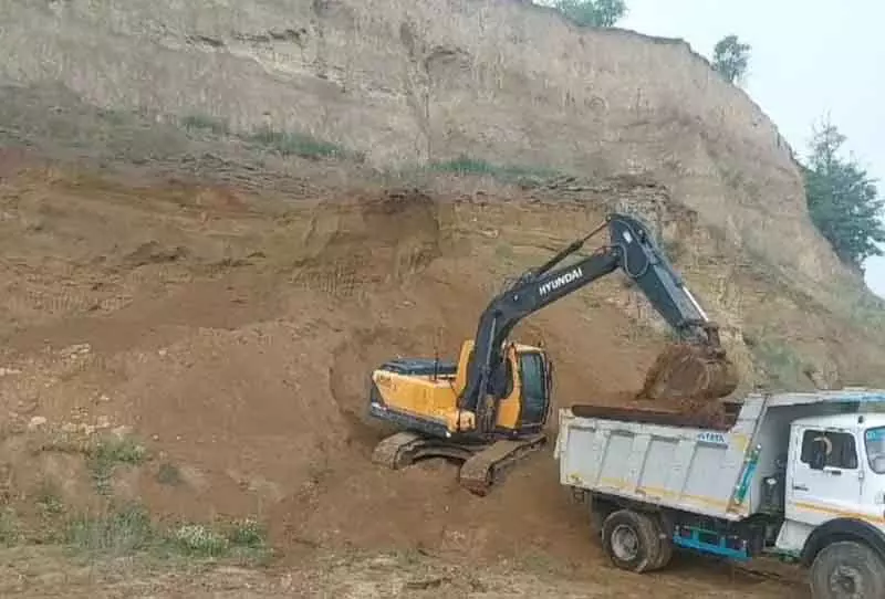 राजस्व विभाग ने Shopian में अवैध खनन पर कार्रवाई की राजस्व विभाग ने Shopian में अवैध खनन पर कार्रवाई की