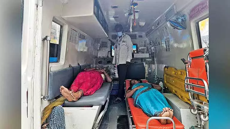 नर्सों की नौकरियां रेगुलर, लेकिन हमारी नहीं? सफाई कर्मचारियों ने Tamil Nadu सरकार से सवाल पूछा नर्सों की नौकरियां रेगुलर, लेकिन हमारी नहीं? सफाई कर्मचारियों ने Tamil Nadu सरकार से सवाल पूछा