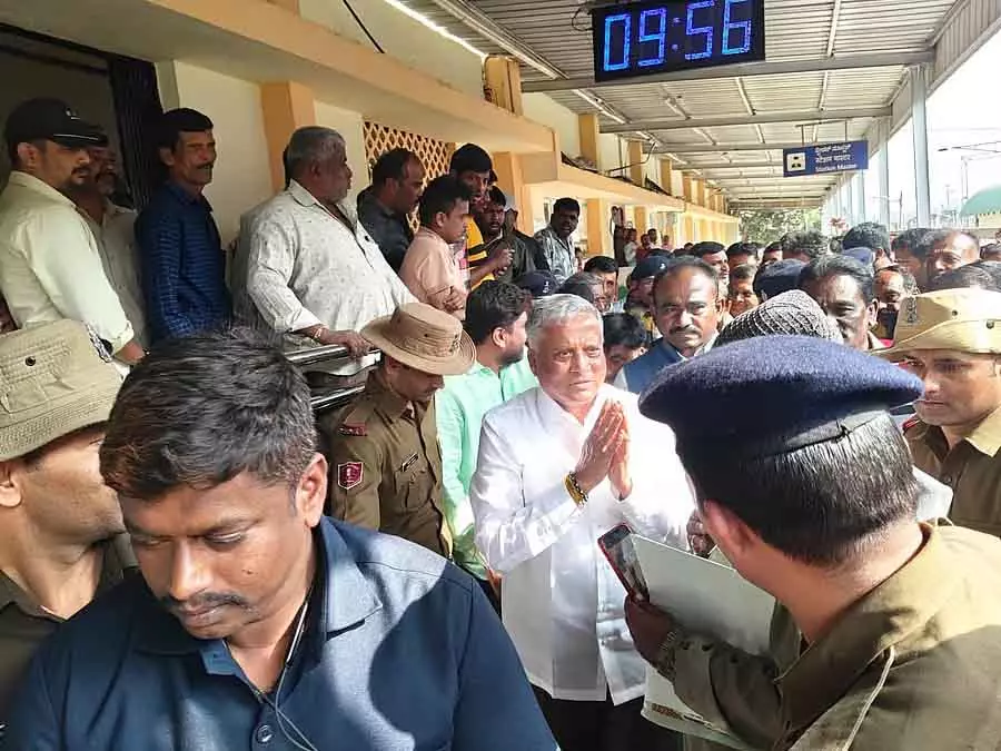 Karnataka : मंत्री सोमन्ना ने बिदादी रेलवे स्टेशन नवीनीकरण कार्य का निरीक्षण किया Karnataka : मंत्री सोमन्ना ने बिदादी रेलवे स्टेशन नवीनीकरण कार्य का निरीक्षण किया