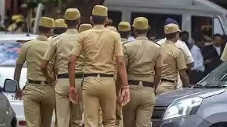 Thoothukudi: पुलिस ने तीर्थयात्रियों के लिए रिफ्लेक्टिव स्टिकर जारी किए Thoothukudi: पुलिस ने तीर्थयात्रियों के लिए रिफ्लेक्टिव स्टिकर जारी किए