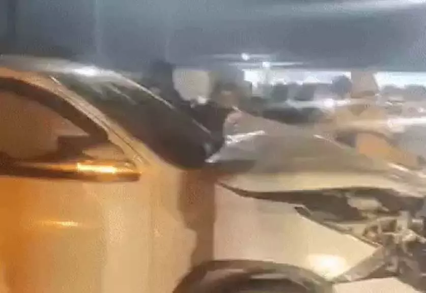एक्सप्रेसवे पर भीषण हादसा, अज्ञात वाहन की टक्कर से कार खाई में गिरी, दो युवकों की मौत एक्सप्रेसवे पर भीषण हादसा, अज्ञात वाहन की टक्कर से कार खाई में गिरी, दो युवकों की मौत