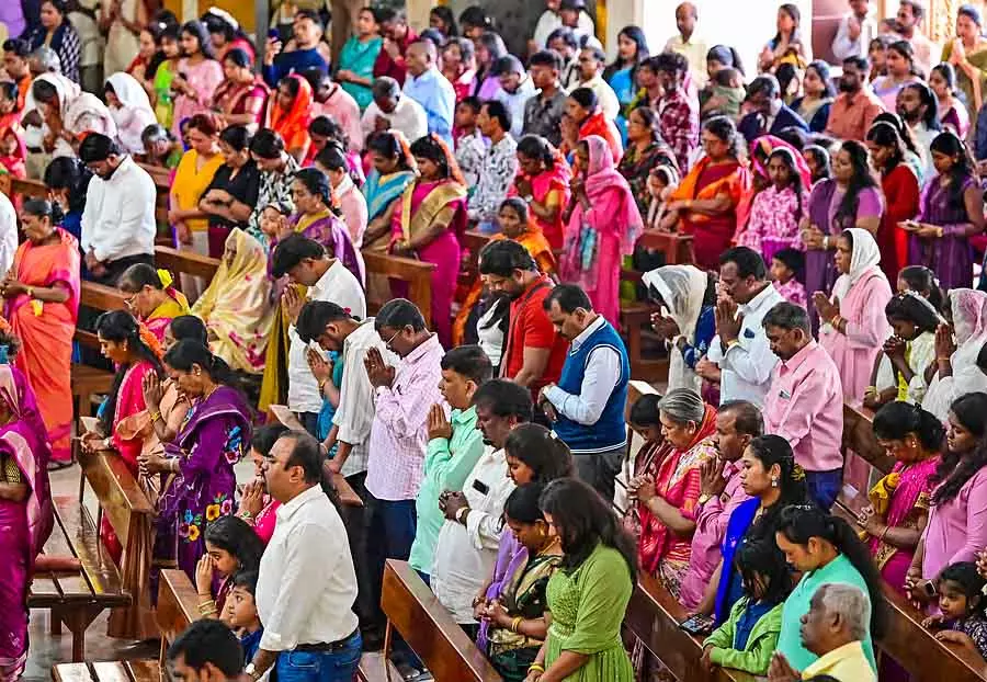 Christmas in Bengaluru : ब्रिगेड रोड और चर्च स्ट्रीट पर भीड़ जमा हुई Christmas in Bengaluru : ब्रिगेड रोड और चर्च स्ट्रीट पर भीड़ जमा हुई