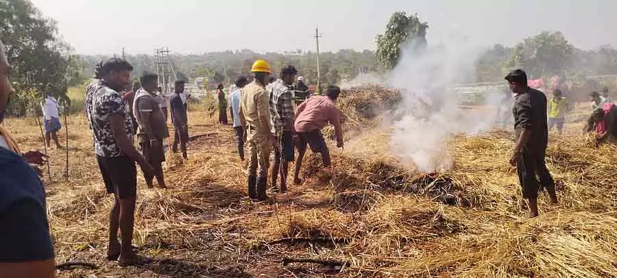 Ramnagar : बदमाशों ने बाजरे के खेत में आग लगा दी Ramnagar : बदमाशों ने बाजरे के खेत में आग लगा दी