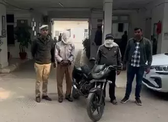 ज्वेलरी चमकाने का झांसा देकर धोखाधड़ी, दो आरोपी गिरफ्तार ज्वेलरी चमकाने का झांसा देकर धोखाधड़ी, दो आरोपी गिरफ्तार