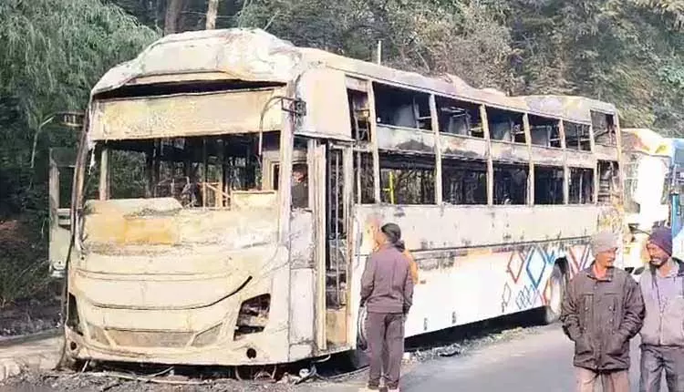 Rourkela में 2 करोड़ रुपये की प्राइवेट बस में आग लगाई गई, बदमाशों की तलाश जारी Rourkela में 2 करोड़ रुपये की प्राइवेट बस में आग लगाई गई, बदमाशों की तलाश जारी