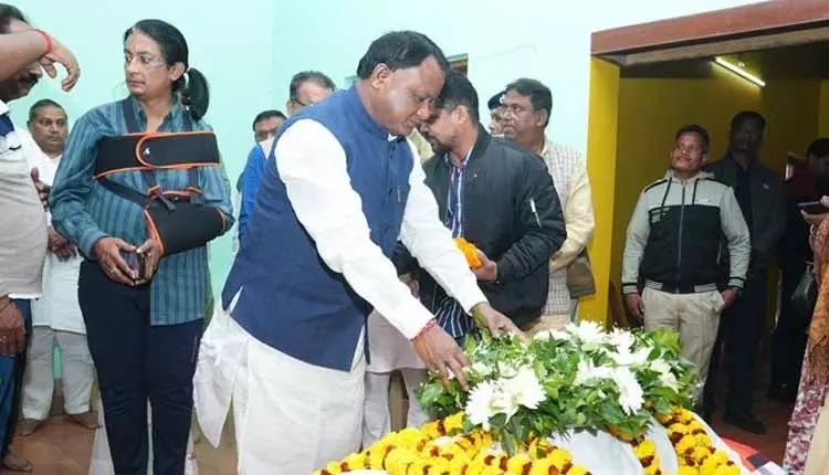 CM Majhi ने कोरेई की पूर्व विधायक संचिता मोहंती को दी श्रद्धांजलि CM Majhi ने कोरेई की पूर्व विधायक संचिता मोहंती को दी श्रद्धांजलि