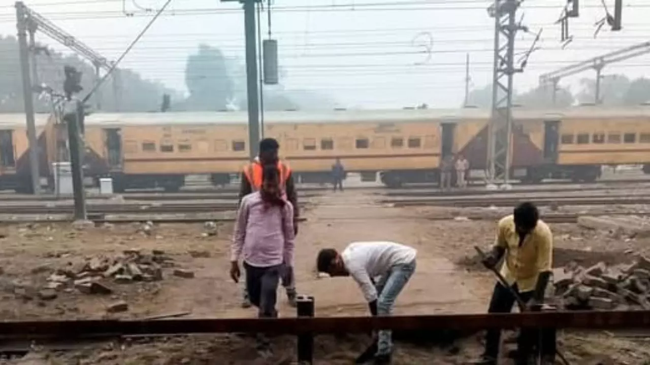 Shahjahanpur: रोजा में ट्रेन-बाइक टक्कर, मौके पर कोहराम Shahjahanpur: रोजा में ट्रेन-बाइक टक्कर, मौके पर कोहराम