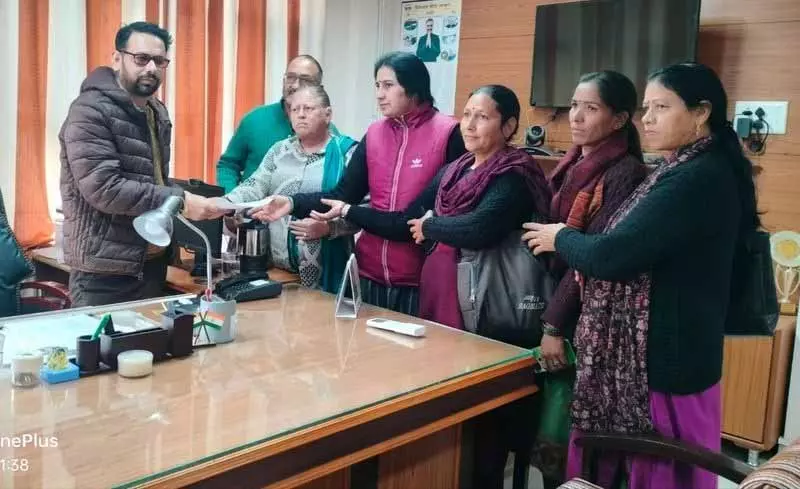 यूनियन ने मृत Anganwadi कार्यकर्ता के परिजनों के लिए राहत और नौकरी की मांग की यूनियन ने मृत Anganwadi कार्यकर्ता के परिजनों के लिए राहत और नौकरी की मांग की