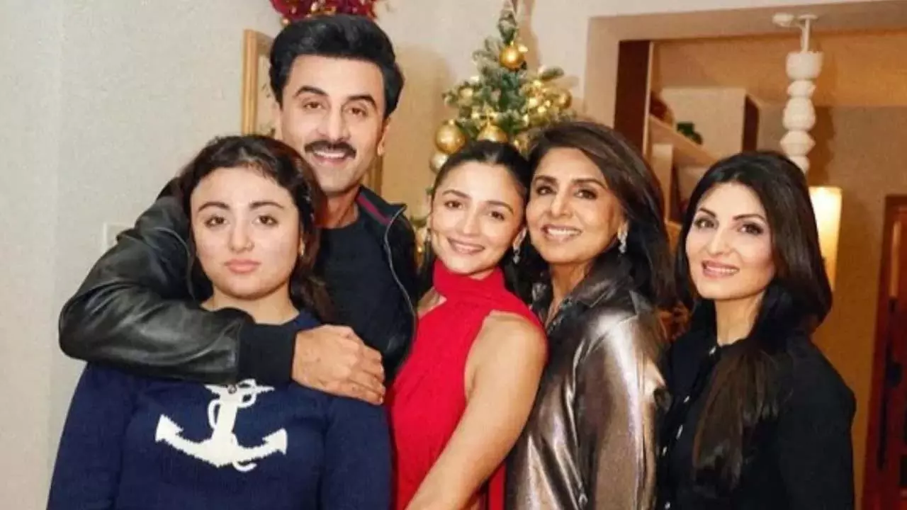 रणबीर कपूर और आलिया भट्ट ने Christmas को एक फैमिली अफेयर बनाया रणबीर कपूर और आलिया भट्ट ने Christmas को एक फैमिली अफेयर बनाया