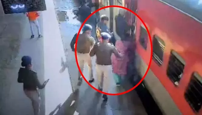 चलती ट्रेन और प्लेटफॉर्म के बीच फंसी महिला, RPF ने 7 सेकंड में बचाया चलती ट्रेन और प्लेटफॉर्म के बीच फंसी महिला, RPF ने 7 सेकंड में बचाया
