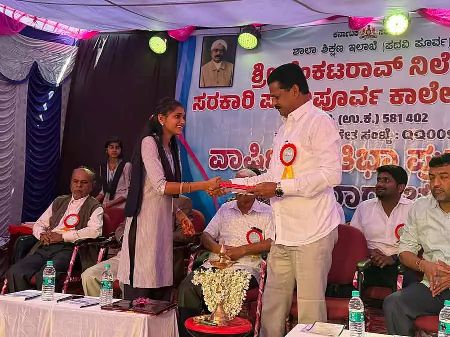 पुरस्कार से जिम्मेदारी बढ़ती है: MLA Bhimanna पुरस्कार से जिम्मेदारी बढ़ती है: MLA Bhimanna