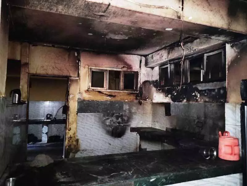 Canteen में आग लगने के बाद फायर डिपार्टमेंट की तेज़ कार्रवाई से अस्पताल में बड़ा हादसा टल गया Canteen में आग लगने के बाद फायर डिपार्टमेंट की तेज़ कार्रवाई से अस्पताल में बड़ा हादसा टल गया