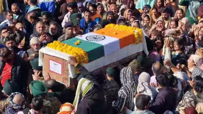 शहीद JCO का पूरे सैन्य सम्मान के साथ अंतिम संस्कार किया गया शहीद JCO का पूरे सैन्य सम्मान के साथ अंतिम संस्कार किया गया