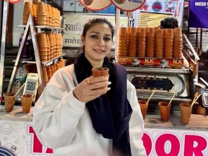 Tanisha मुखर्जी ने कुल्हड़ चाय के साथ आरामदायक पलों का आनंद लिया Tanisha मुखर्जी ने कुल्हड़ चाय के साथ आरामदायक पलों का आनंद लिया