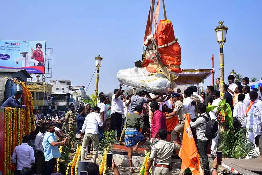 Karnataka : अरुण योगीराज द्वारा बनाई गई वाल्मिकी प्रतिमा बेल्लारी पहुंची Karnataka : अरुण योगीराज द्वारा बनाई गई वाल्मिकी प्रतिमा बेल्लारी पहुंची