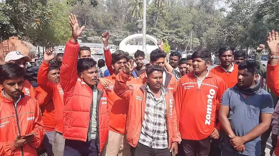 Vijayapura : ज़ोमैटो फ़ूड डिस्ट्रीब्यूटर्स का विरोध प्रदर्शन Vijayapura : ज़ोमैटो फ़ूड डिस्ट्रीब्यूटर्स का विरोध प्रदर्शन