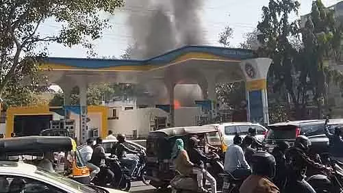 Pune : जंगली महाराज मंदिर के पास गैरेज में आग लगी, पांच फायर टेंडर मौके पर पहुंचे Pune : जंगली महाराज मंदिर के पास गैरेज में आग लगी, पांच फायर टेंडर मौके पर पहुंचे