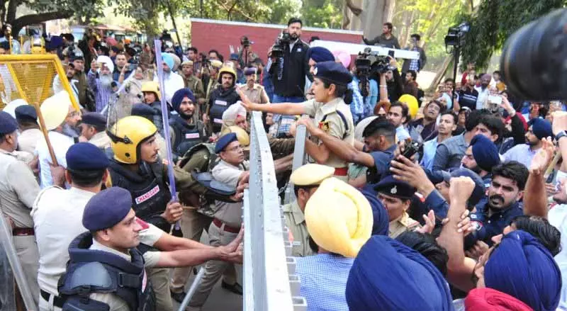 Chandigarh: एक ऐसा साल जिसने सत्ता की परीक्षा ली, और कमज़ोरियों को उजागर किया Chandigarh: एक ऐसा साल जिसने सत्ता की परीक्षा ली, और कमज़ोरियों को उजागर किया