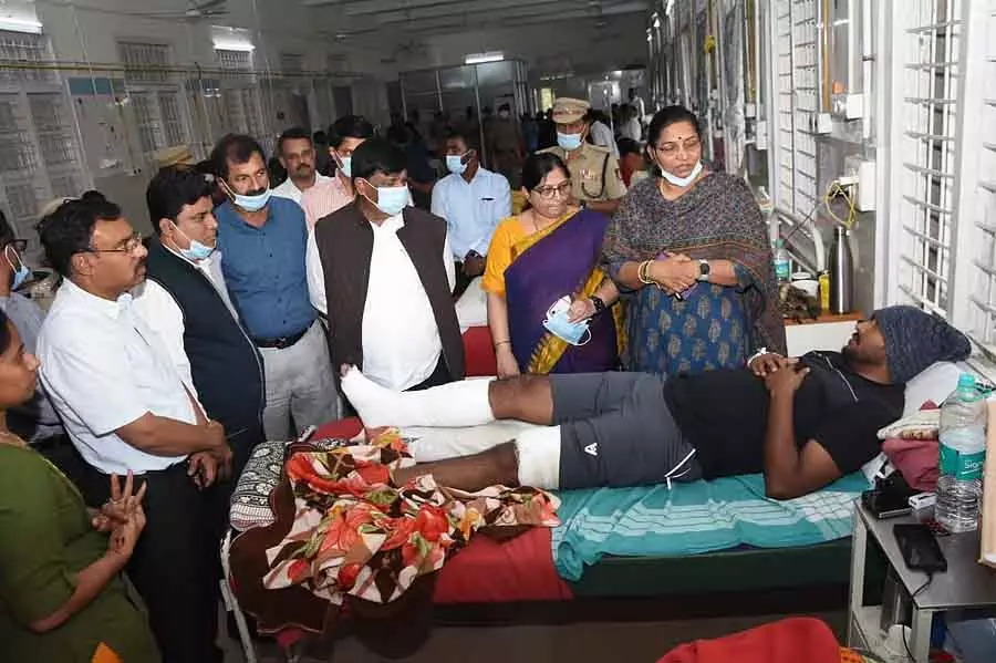 Explosion incident : मंत्री एच.सी. महादेवप्पा ने घायलों के स्वास्थ्य के बारे में जानकारी ली Explosion incident : मंत्री एच.सी. महादेवप्पा ने घायलों के स्वास्थ्य के बारे में जानकारी ली