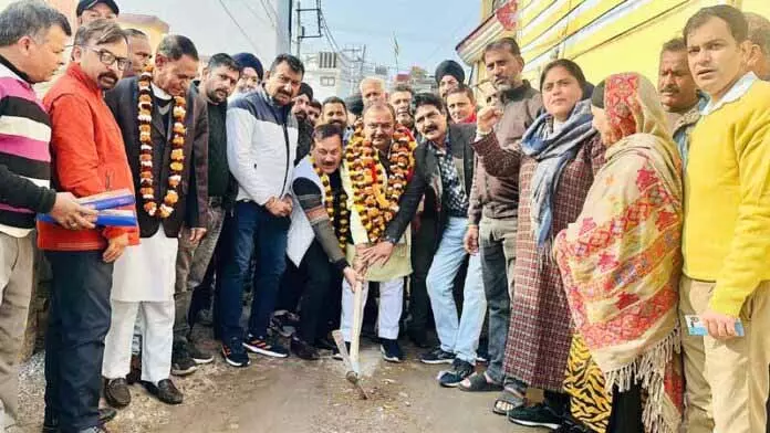 Randhawa ने कैंटोनमेंट बोर्ड में लेन, नाली के काम की शुरुआत की Randhawa ने कैंटोनमेंट बोर्ड में लेन, नाली के काम की शुरुआत की