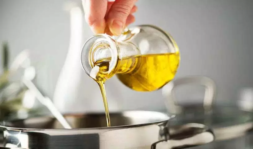 अगर आप Cooking Oil को दोबारा गर्म करके इस्तेमाल कर रहे हैं, तो यह जान लें अगर आप Cooking Oil को दोबारा गर्म करके इस्तेमाल कर रहे हैं, तो यह जान लें