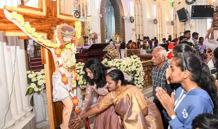 Christmas in Mysore: चर्चों में विशेष प्रार्थनाएं, शुभकामनाओं का आदान-प्रदान Christmas in Mysore: चर्चों में विशेष प्रार्थनाएं, शुभकामनाओं का आदान-प्रदान