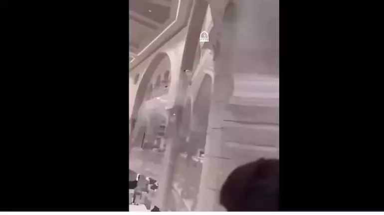 Mecca की ग्रैंड मस्जिद में एक व्यक्ति ने आत्महत्या की कोशिश की, गार्ड घायल Mecca की ग्रैंड मस्जिद में एक व्यक्ति ने आत्महत्या की कोशिश की, गार्ड घायल